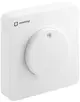 Weißes Raumthermostat mit drehbarem Regler zur Temperaturregelung, angebracht an einer glatten Wand. Marke Oventrop.